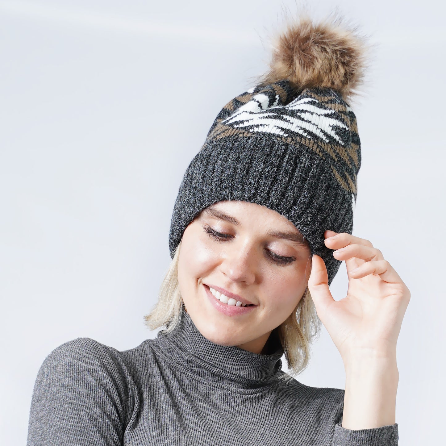 WESTERN KNIT BEANIE W/POMPOM